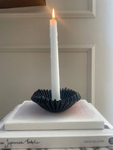 Ruffle décor candle holder in black or white