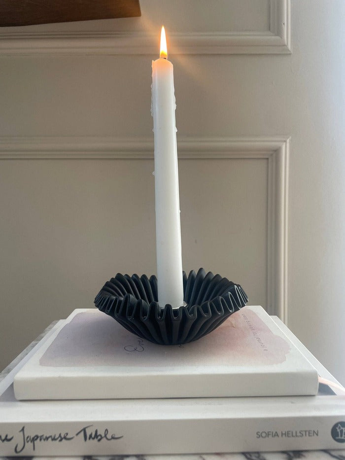Ruffle décor candle holder in black or white