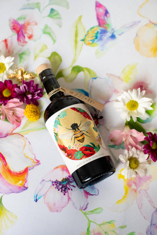 Close-up of Organic Extra Virgin Olive Oil “Day” – 100% Picual, highlighting its vibrant aroma and unique flavor notes of fresh-cut grass and ripe fruits.